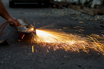 Mann arbeitet mit Schweißgerät