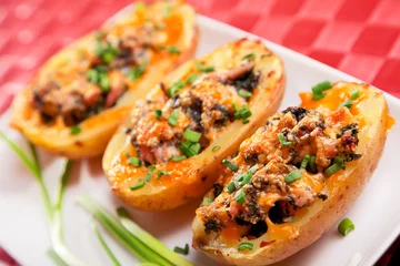 Fototapete Vorspeise Gefüllte Kartoffel mit Huhn und Spinat