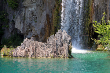 Fototapeta na wymiar Spectacular waterfall landscape