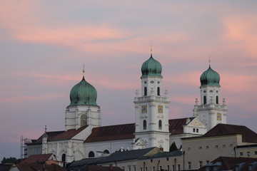 Fototapeta na wymiar Dom St. Stephan in Passau im Abendrot