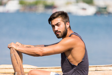 Obraz premium Junger Mann am Meer