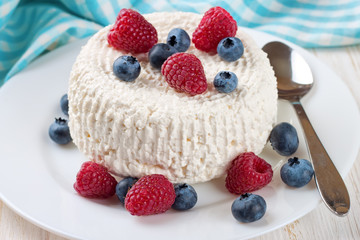 cottage cheese with berries