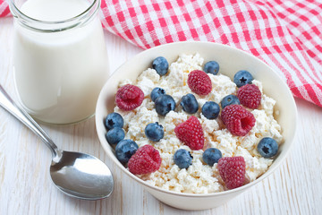 cottage cheese with berries