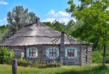 Fototapeta na wymiar Authentic Ukrainian ancient house with thatched roof.