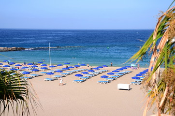 Przepiękna plaża De Las Vistas w Los Cristianos na Teneryfie - obrazy, fototapety, plakaty