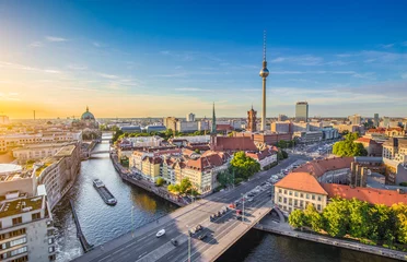 Foto auf Acrylglas Skyline Berliner Skyline-Panorama mit Fernsehturm und Spree bei Sonnenuntergang, Deutschland