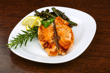 Grilled salmon with green beans