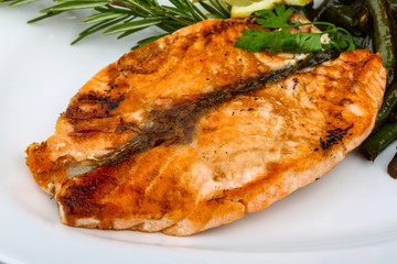 Grilled salmon with green beans