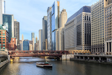 Fototapeta na wymiar The Chicago River serves as the main link.