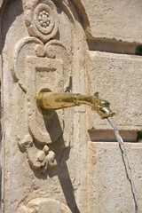 fuente de agua fria