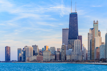 De skyline van de binnenstad van Chicago in de schemering.