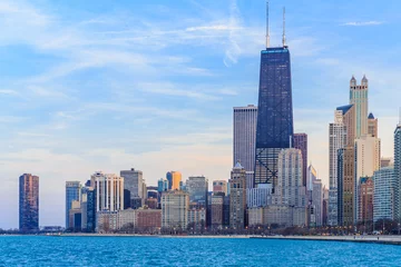 Tuinposter De skyline van de binnenstad van Chicago in de schemering. © pigprox