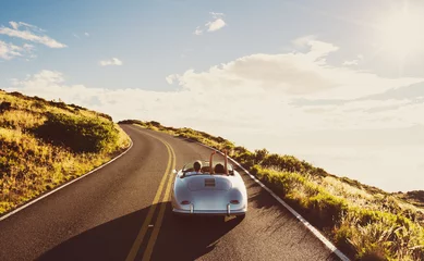 Coupé-Fahren auf der Landstraße im Oldtimer-Sportwagen © EpicStockMedia