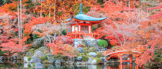 Panele Szklane  Liście zmieniają kolor na czerwony w świątyni w Japonii.
