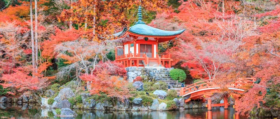 Deurstickers Tokio Het blad verandert van rood in Temple Japan.