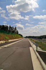 Obraz premium 空に続くまっすぐな道。