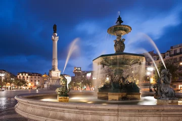Papier Peint photo Fontaine Fountain on Rossio Square in Lisbon by Night