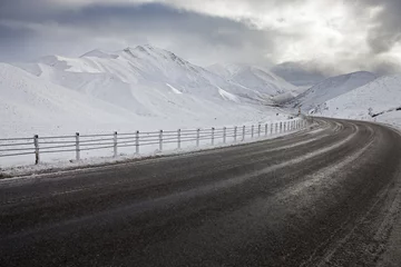 Rolgordijnen Empty mountain road on a cloudy winter day. South Island, New Zealand © Antonel