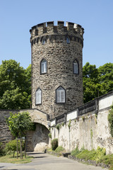 Fototapeta na wymiar Grauer Turm und Stadtmauer in Engers am Rhein, Deutschland