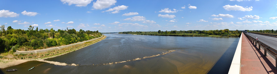 Fototapeta na wymiar Rzeka Wisła z mostu w Wyszogrodzie przy najniższym stanie wody w historii 