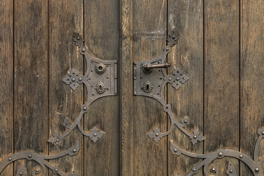 alte Holztür mit Beschlägen Kunstschmied