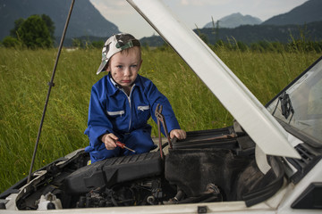 Bambino meccanico al lavoro