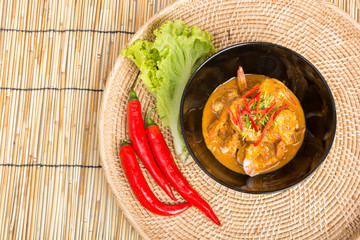 Curry fried shrimps in black cup