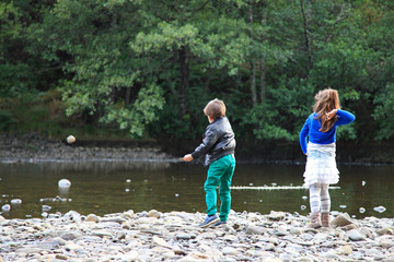 niños tirando piedras al rio 2007-f15