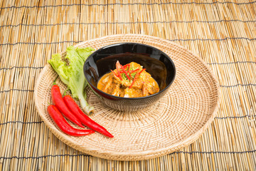 Curry fried shrimps in black cup