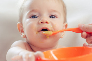 Bebé hermoso comiendo puré