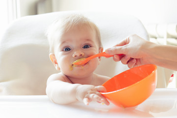 Bebé hermoso comiendo puré
