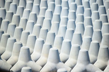 Obraz premium Jest to zdjęcie „bloku fali wodnej” zrobionego na plaży Konaihama w prefekturze Yamagata. Blok rozpraszający fale to betonowy blok instalowany w celu zabezpieczenia wybrzeża i rzek. Łącząc i układając dużą liczbę bloków wzdłuż wybrzeża, można tłumić i roz
