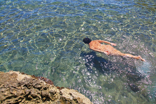 mujer desnuda nadando mar almería mediterraneo nudismo 2401-f15