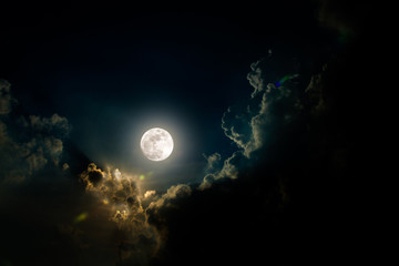 Fototapeta na wymiar Full moon on Cloudy day.