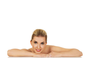Obraz premium Young beautiful woman based on table