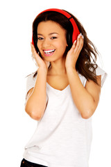 Woman with headphones listening to music.