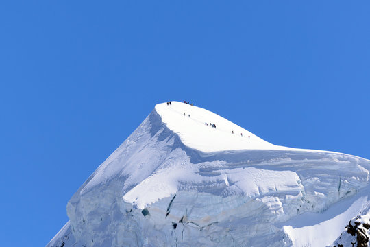 Il Monte Breithorn con cordate di alpinisti in vetta - 4.165 m.s.l.m.