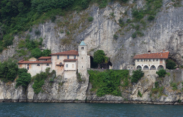 Fototapeta na wymiar Monastère Sainte Catherine sur le lac Majeur