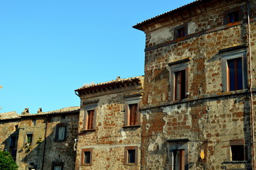 Fototapeta na wymiar Malerische Hausfassaden in Bagnioregio