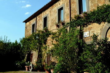 Fototapeta na wymiar Begrünte Hausfassade in Bagnioregio