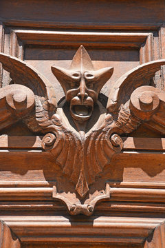 demonio tallado en madera