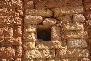 ventana en un muro de adobe