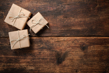 Geschenkboxen, Geschenke, Geschenkpakete  auf dunklem Holz Hintergrund