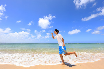 読谷村の海辺を走る男性