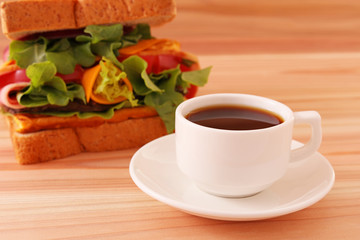 おいしそうなサンドイッチとコーヒー