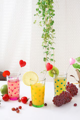 新鮮な果物とジュース