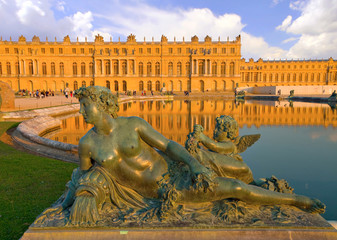 Fototapeta na wymiar Statue du château de Versailles
