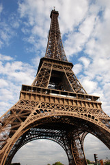Fototapeta na wymiar Eiffel Tower from the bottom