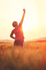 Junge Sommersportlerin jubelnd in freier Natur