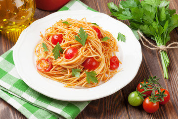 Spaghetti pasta with tomatoes and parsley